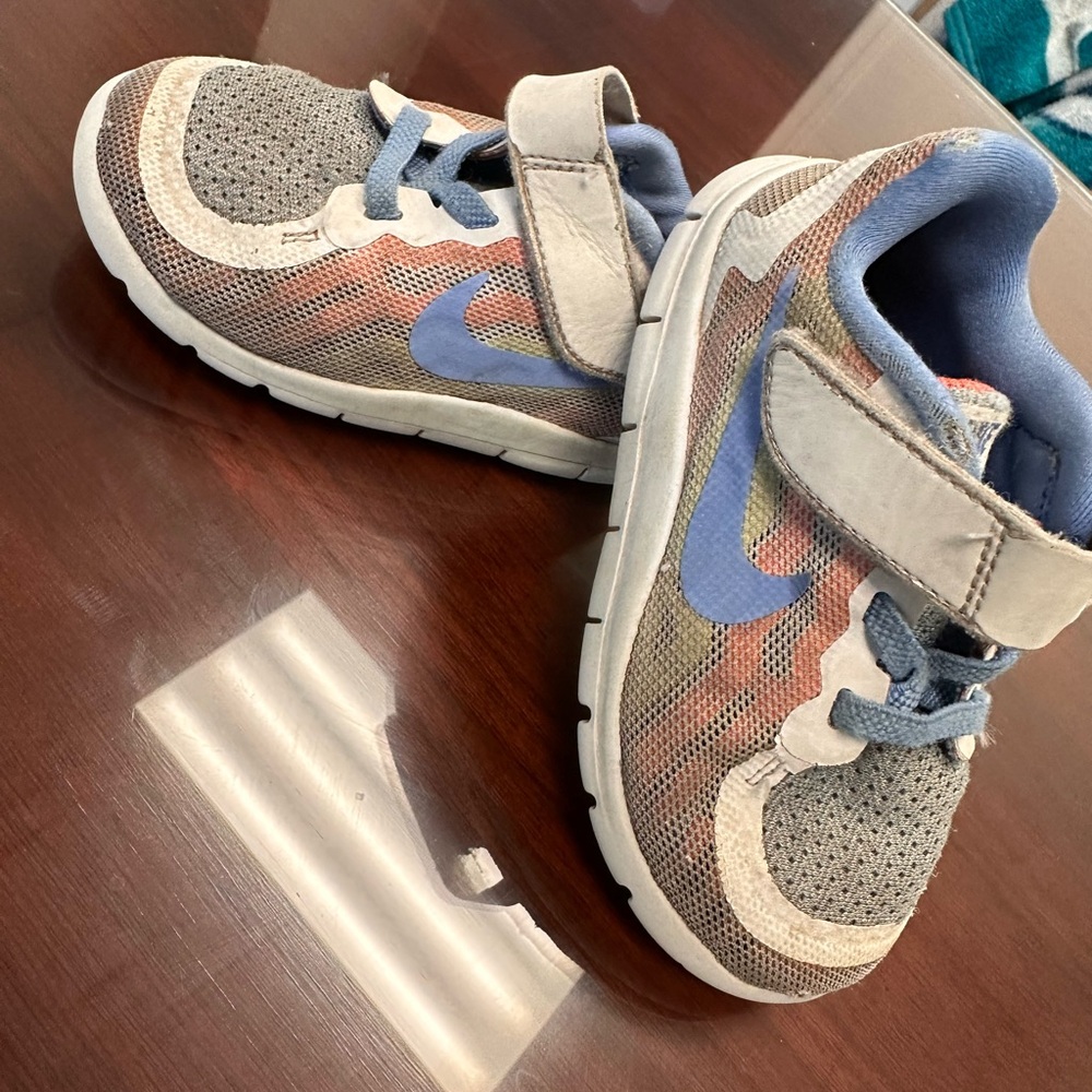 🌿10/$10🌿Nike Kids' Multicolor Sneakers with Blue Swoosh - Picture 2 of 6